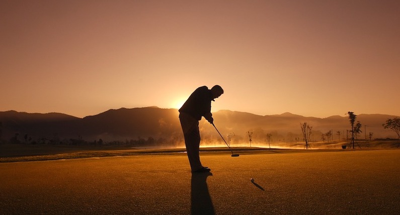 Bild von Golfer Sonnenuntergang